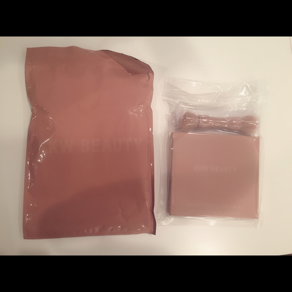 KKW Powder Contour Kit in LIGHT. *NEW UNOPENDED*